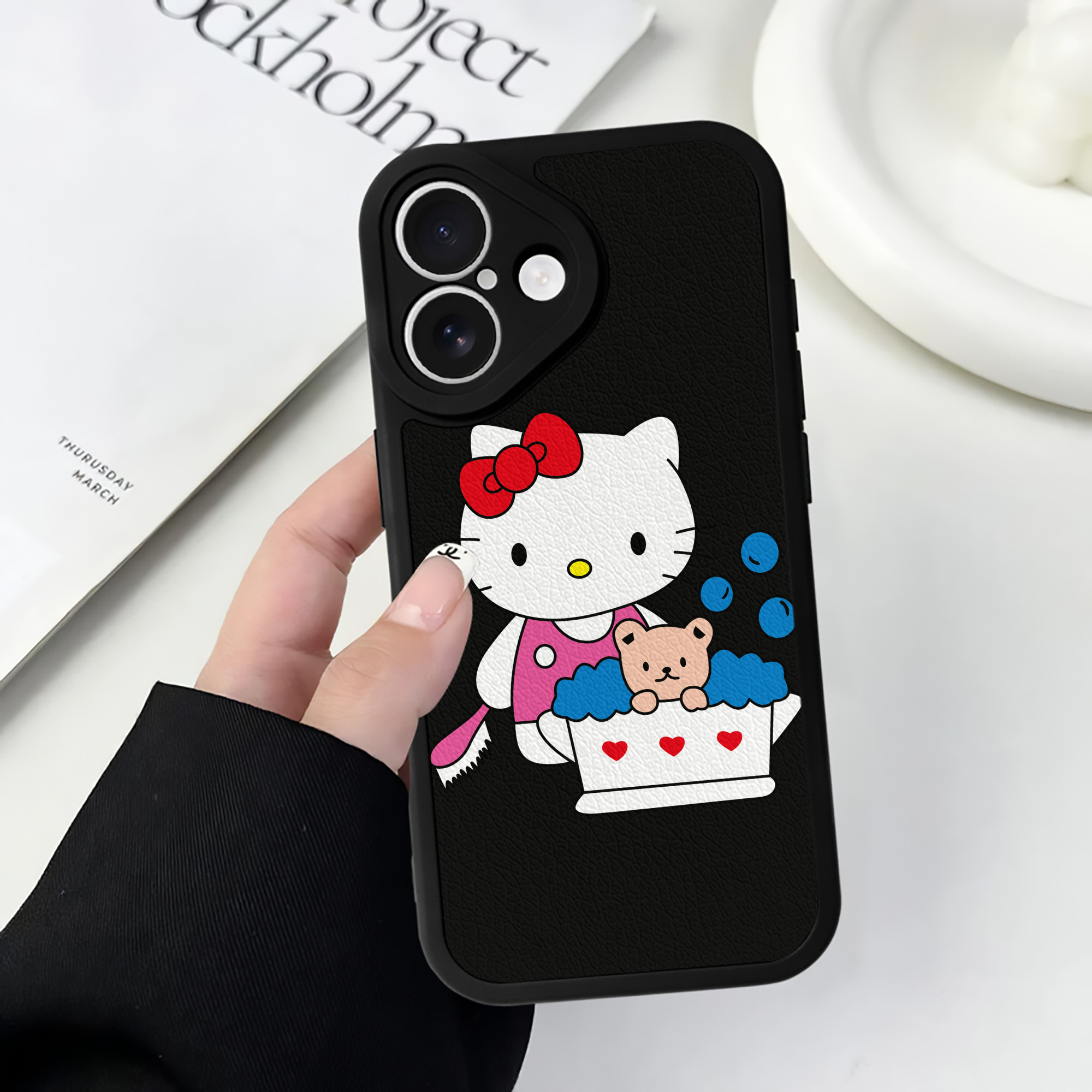 （画像用） Hello Kitty ハローキティ 【iPhone 16シリーズ対応】シリコンスマホケース（レザー調） 材質：シリコン